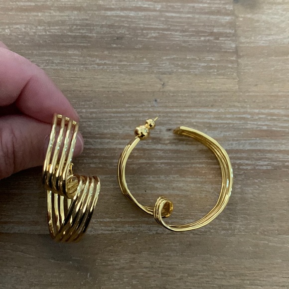 Twisted hoop earrings - Picture 1 of 3